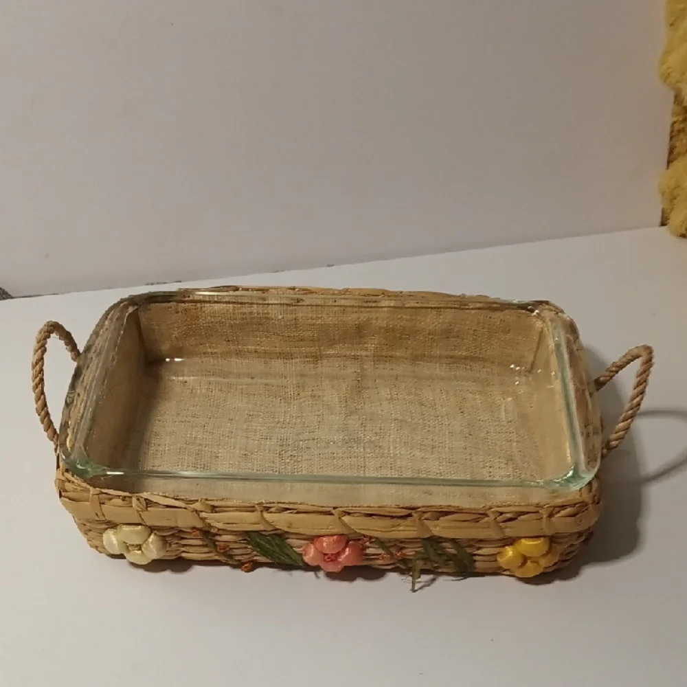 Pyrex 10 By 6 Baking Pan With Adorable Woven Basket Holder